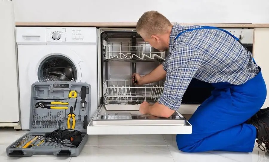 Menderes Protherm servisi teknisyen ekibi beyaz eşya tamiri yaparken